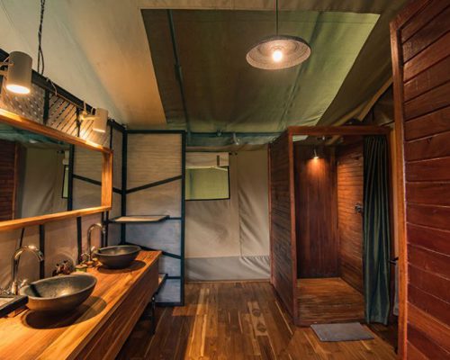 Dunia-En-suite-bathroom-with-indoor-shower